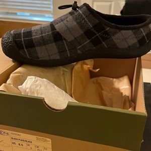 Keen new black plaid slides